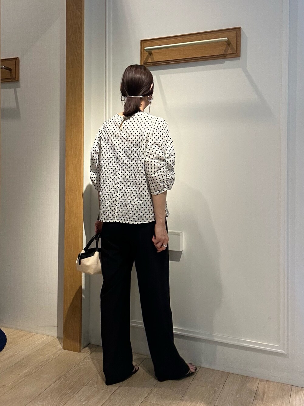 ホワイト系のシャツ/ブラウス、ブラック系のその他パンツ、ブラック系のサンダルを着用したレディースの夏コーディネートの5枚目の写真