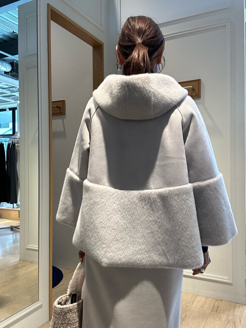 グレー系のブルゾンを着用したレディースの冬コーディネートの6枚目の写真