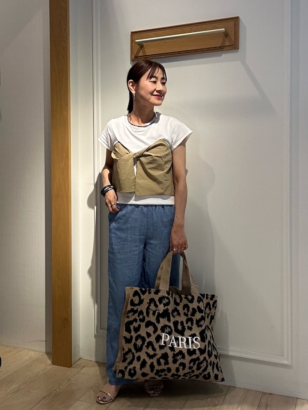 「ブラックコーデ、夏コーデ、大人コーデ、シンプルスタイル、大人女子、デニムコーデ、おでかけ服、夏服コーデ、ゆるコーデ、低身長女子、ビスチェ×デニム、ビスチェコーデ、ビスチェ風、大人カジュアル、低身長コーデ」｜「fredy couleurのねじりビスチェドッキングTシャツ（Tシャツ/カットソー、ブラック系）」を使った、daimonさん（レディース・154cm）の夏コーディネートの8枚目の写真