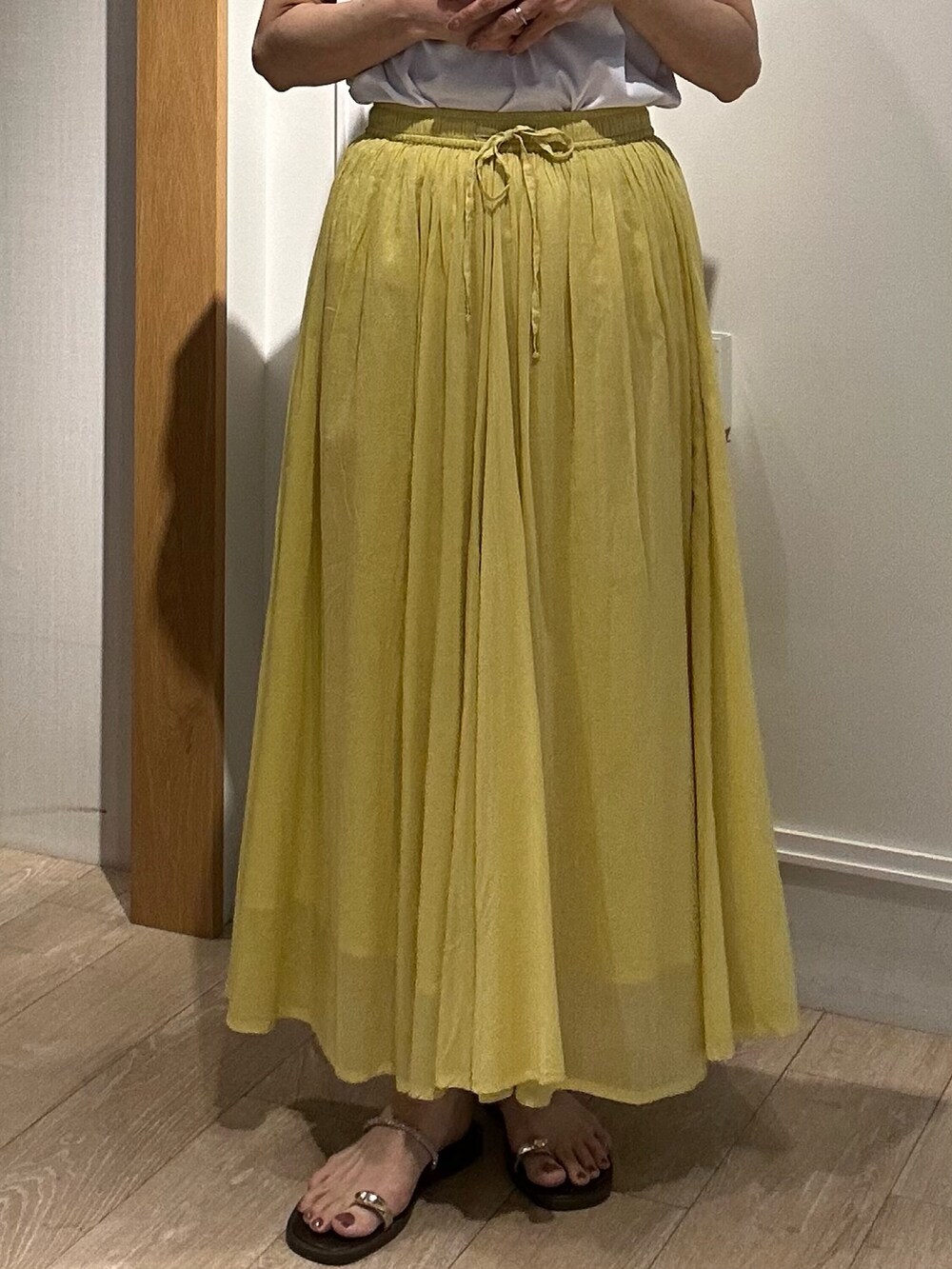 ブラウン系のサンダル、ホワイト系のTシャツ/カットソー、グリーン系のノーカラージャケットを着用したレディースの夏コーディネートの10枚目の写真