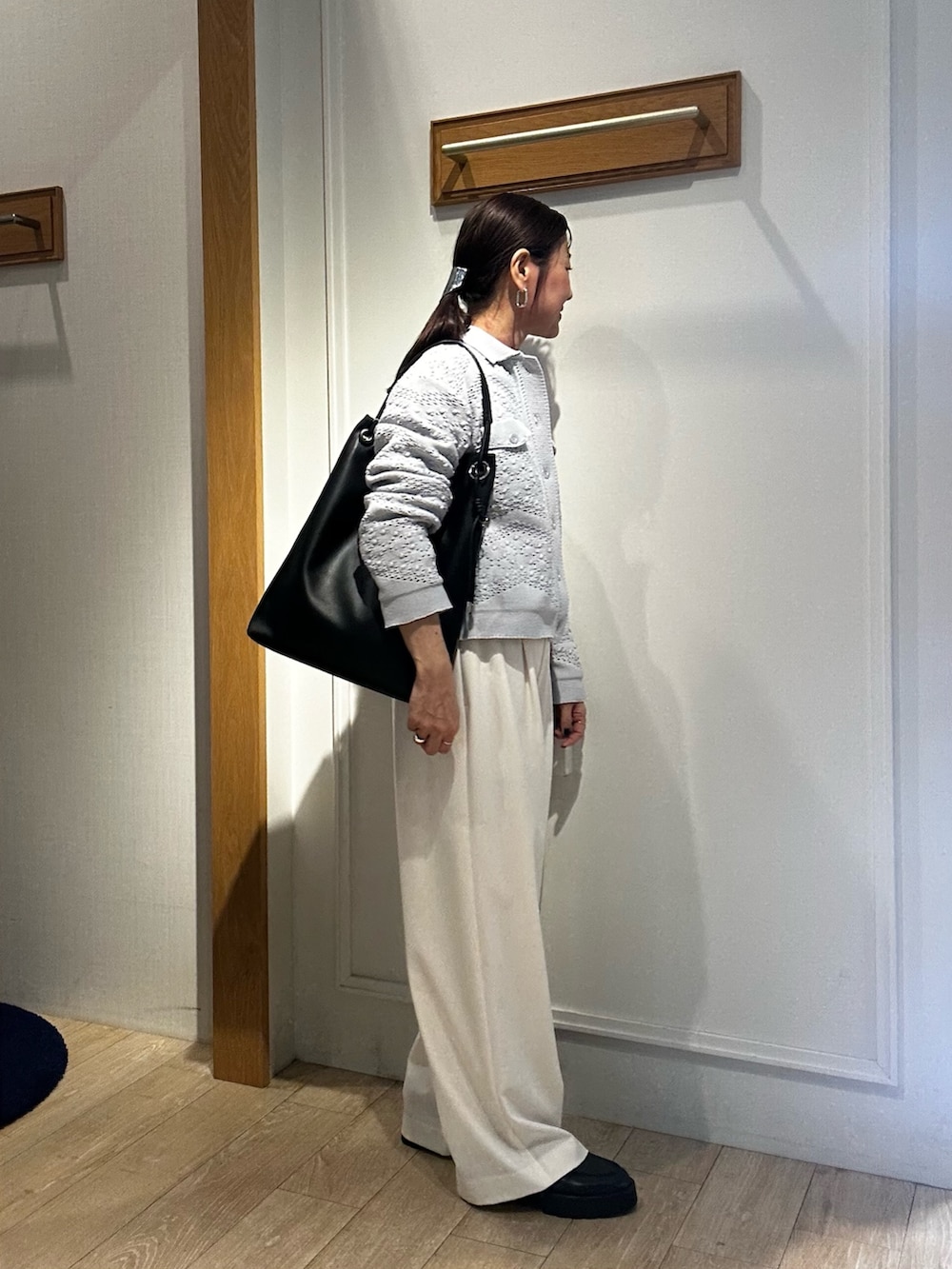 グレー系のカーディガン/ボレロ、ホワイト系のその他パンツ、ホワイト系のTシャツ/カットソーを着用したレディースの冬コーディネートの4枚目の写真