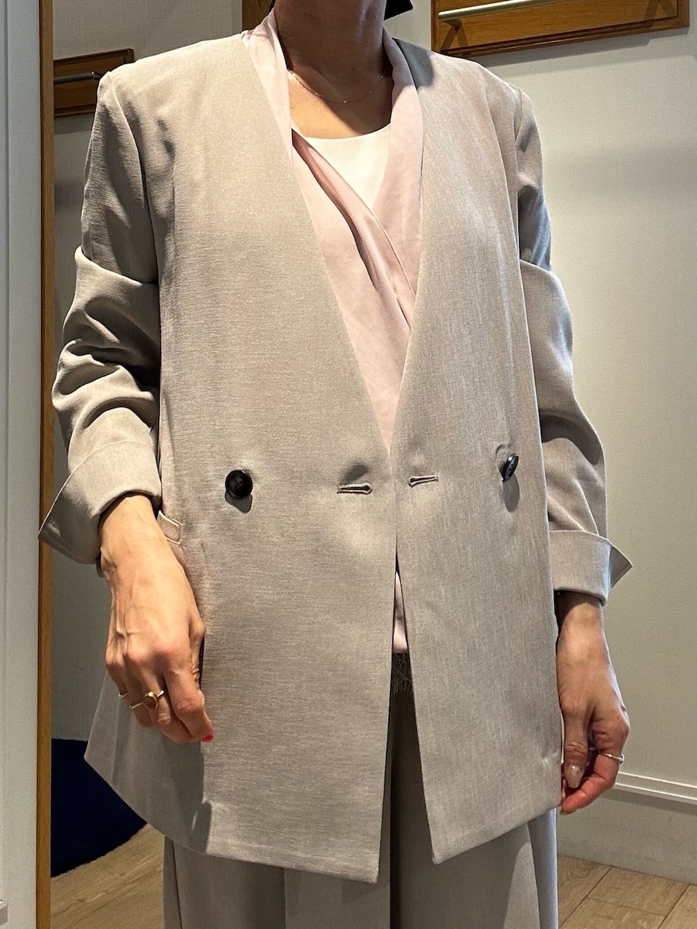 ピンク系のシャツ/ブラウス、ホワイト系のTシャツ/カットソー、ベージュ系のノーカラージャケットを着用したレディースの春コーディネートの5枚目の写真