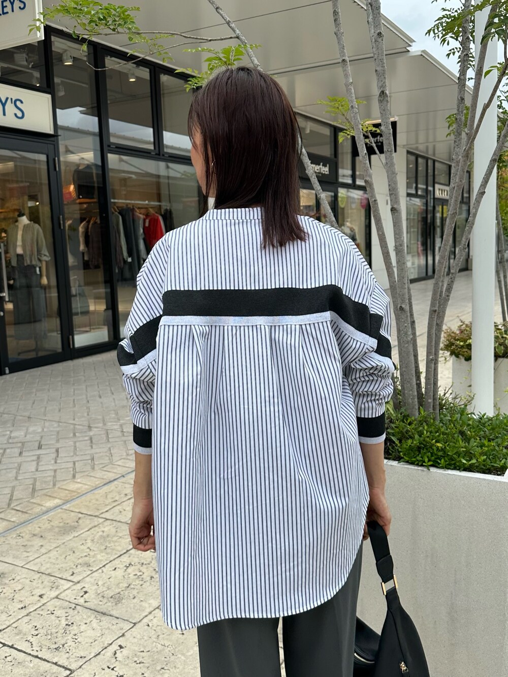 グレー系のその他パンツ、ホワイト系のシャツ/ブラウス、ホワイト系のTシャツ/カットソーを着用したレディースの秋コーディネートの9枚目の写真