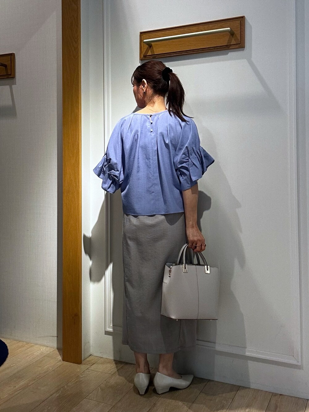 ブルー系のシャツ/ブラウス、ブルー系のテーラードジャケット、グレー系のスカートを着用したレディースの春コーディネートの10枚目の写真