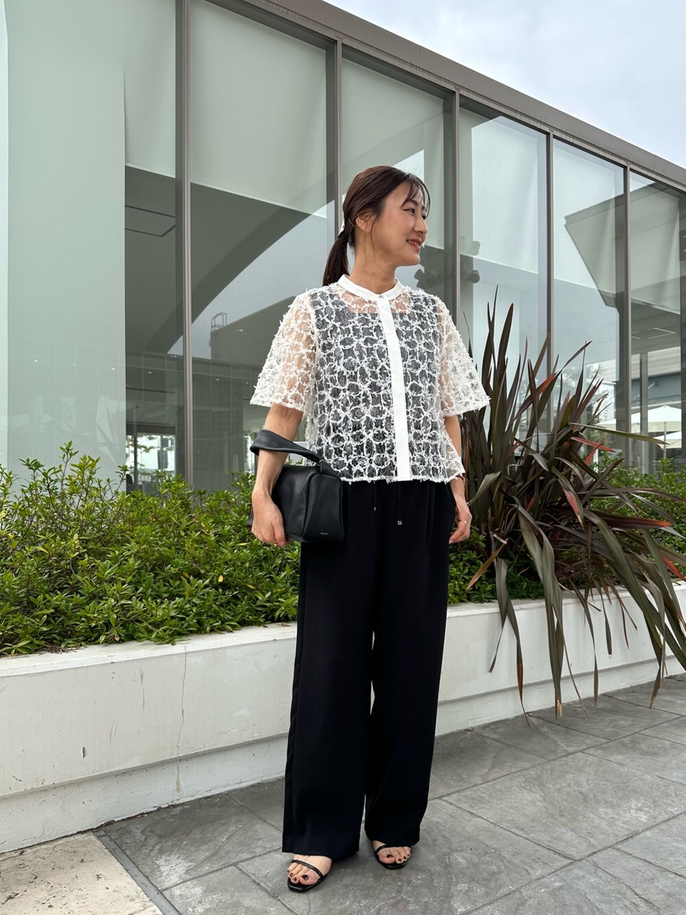 ブラック系のシャツ/ブラウス、グレー系のTシャツ/カットソー、ブラック系のその他パンツを着用したレディースの春コーディネートの2枚目の写真