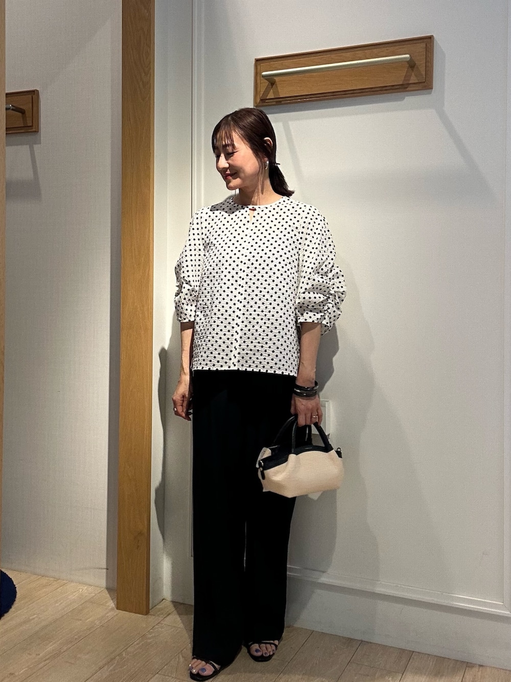 ホワイト系のシャツ/ブラウス、ブラック系のその他パンツ、ブラック系のサンダルを着用したレディースの夏コーディネートの3枚目の写真