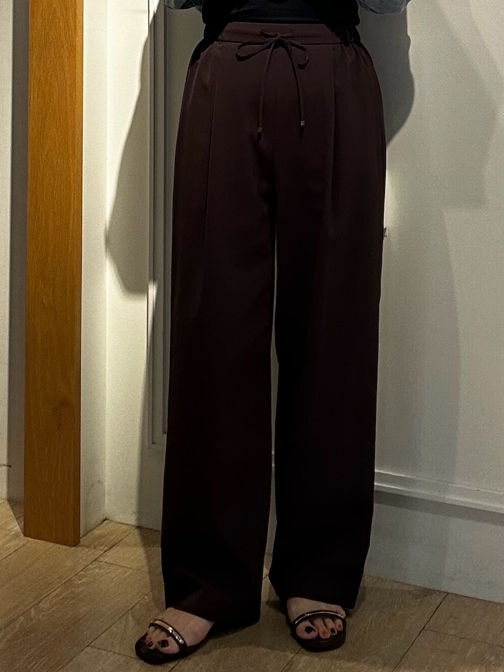 ブラウン系のシャツ/ブラウス、ブラウン系のその他パンツ、ベージュ系のショルダーバッグを着用したレディースの夏コーディネートの9枚目の写真