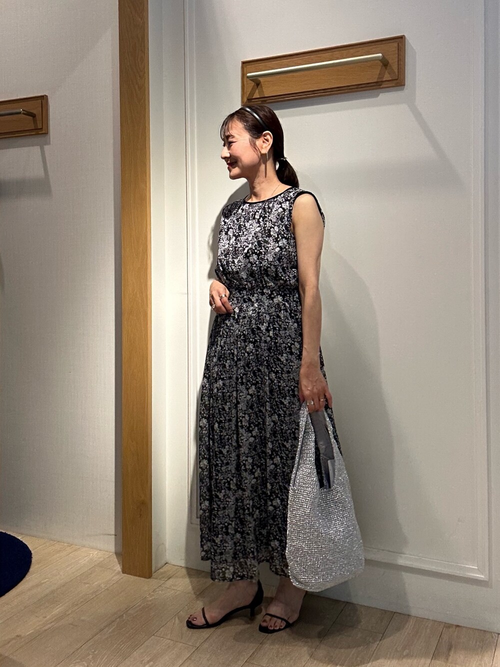 ブラック系のワンピース、ブラック系のサンダル、ブラック系のノーカラージャケットを着用したレディースの夏コーディネートの2枚目の写真