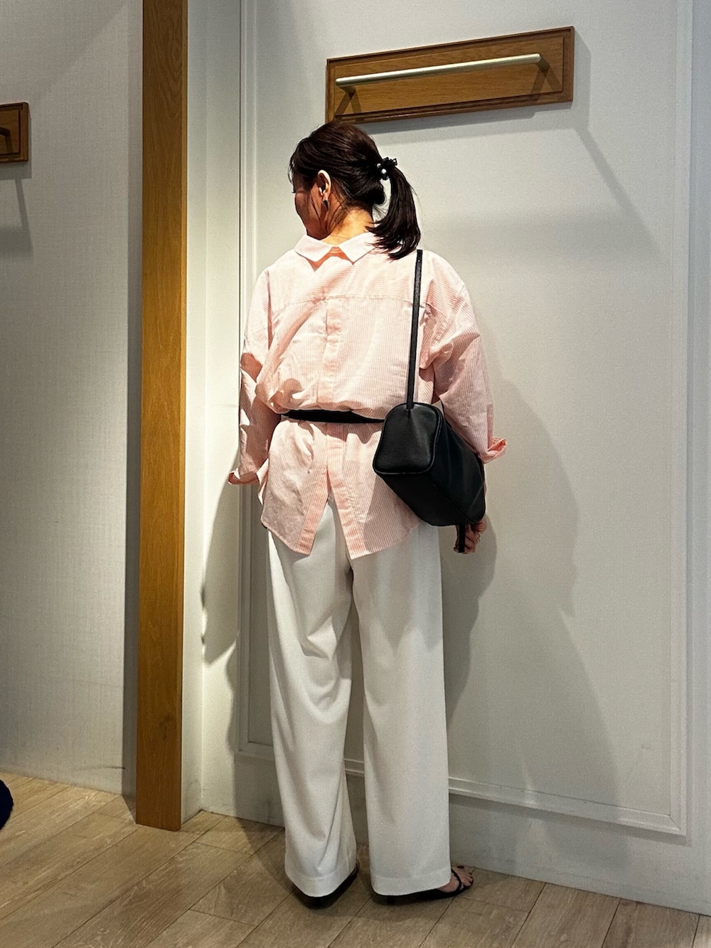 ピンク系のシャツ/ブラウス、ホワイト系のTシャツ/カットソー、ホワイト系のその他パンツを着用したレディースの春コーディネートの2枚目の写真