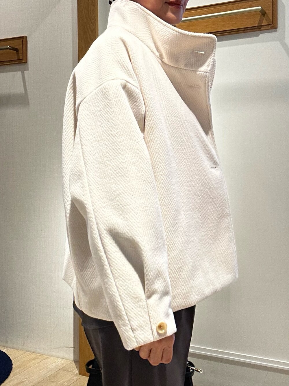 グレー系のシャツ/ブラウス、ホワイト系のテーラードジャケット、グレー系のその他パンツを着用したレディースの冬コーディネートの5枚目の写真