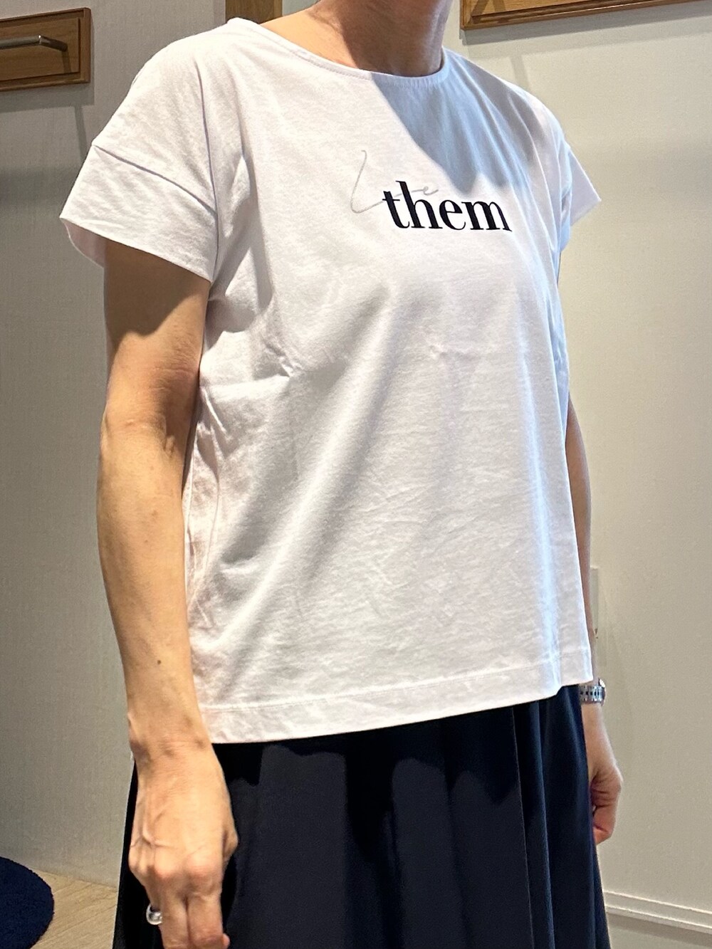 ホワイト系のTシャツ/カットソー、ホワイト系のテーラードジャケット、ブルー系のその他パンツを着用したレディースの春コーディネートの6枚目の写真