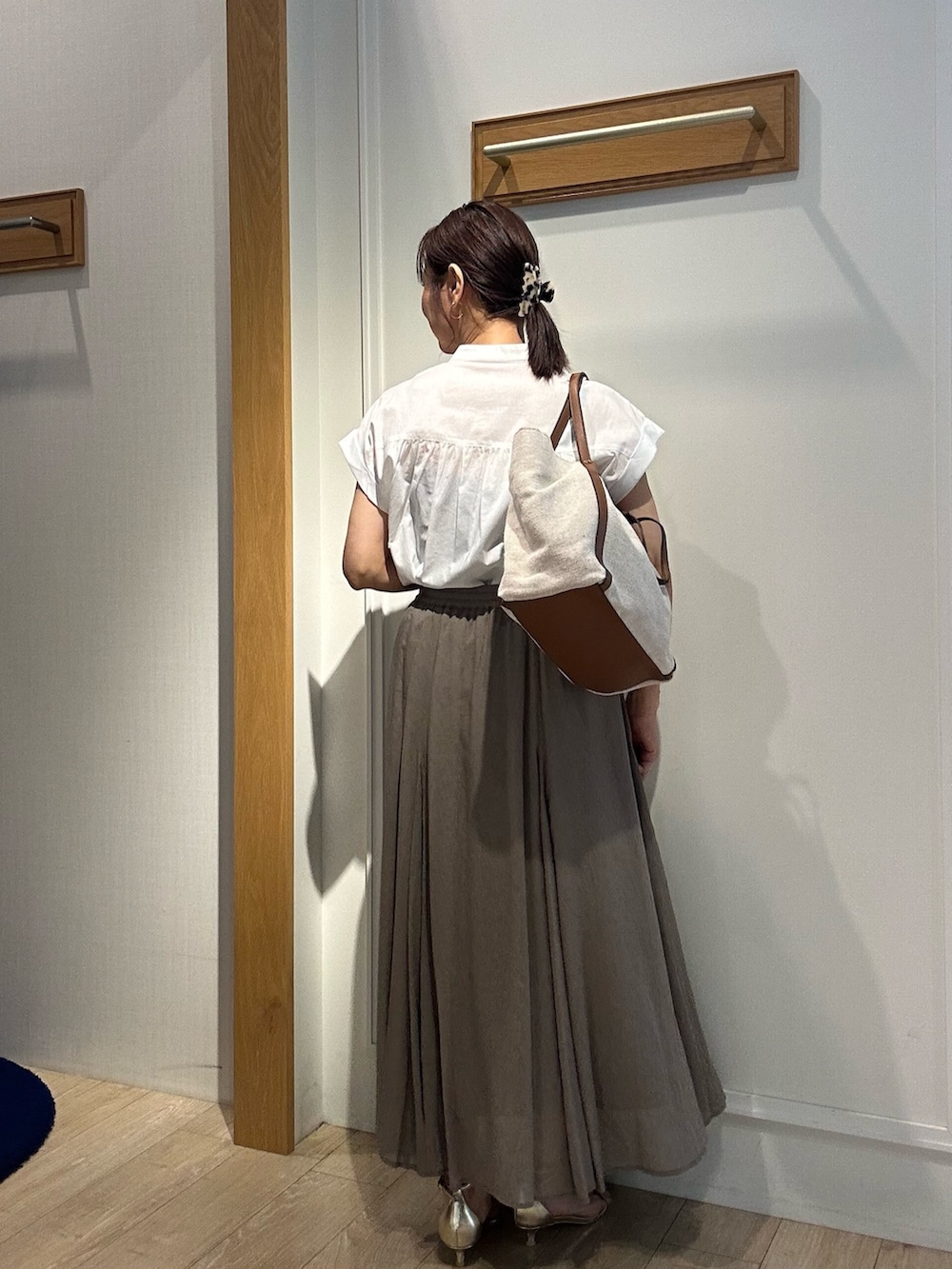 「夏ルックで気分アップ、休日スタイル、シンプルコーデ、きれいめカジュアル、夏コーデ、シアートップス、お出かけコーデ、夏服コーデ、今日のコーデ、150cm台コーデ、低身長コーデ、レースブラウス、白ブラウス、白ブラウス×スカート」｜「MICO COULIERの60ボイルローンレースブラウス（シャツ/ブラウス、ホワイト系）」を使った、daimonさん（レディース・154cm）の夏コーディネートの3枚目の写真