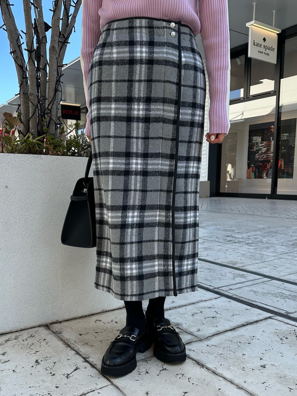 グレー系のスカート、ブラック系のトートバッグ、ピンク系のニット/セーターを着用したレディースの秋コーディネートの8枚目の写真