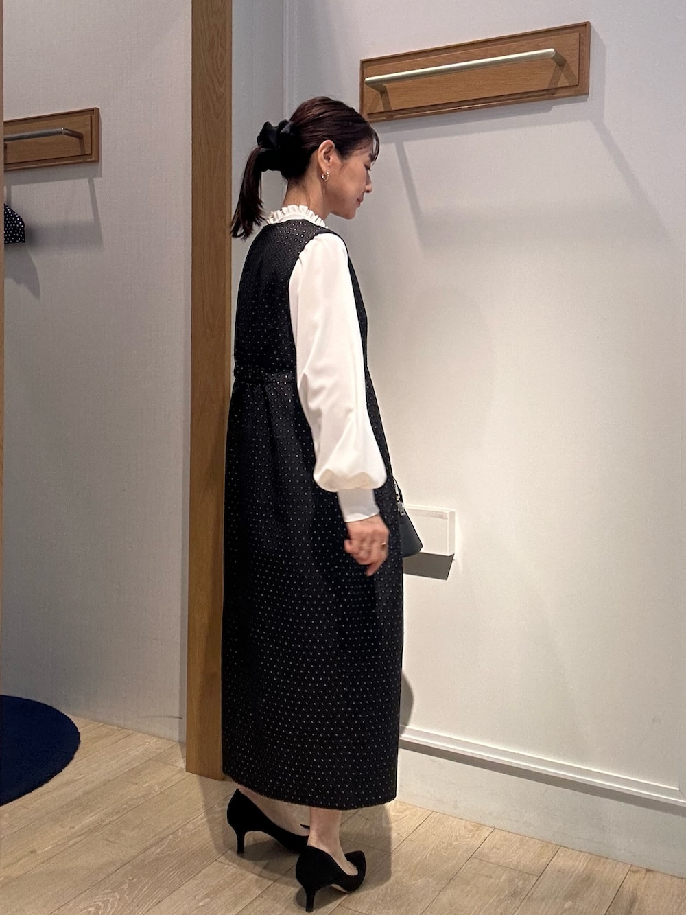 「春、フェミニンコーデ、お仕事コーデ、キレイめ、セレモニー、セレモニーコーデ、卒業式、卒業式コーデ、卒業式ママコーデ、卒園式、卒園式コーデ、入学式、入学式コーデ、入学式・卒業式、入学式ママコーデ」｜「MICO COULIERの《オケージョン対応》小花ラメジャガードワンピース（ワンピース、ブラック系）」を使った、daimonさん（骨格ナチュラル・レディース・154cm）の春コーディネートの3枚目の写真