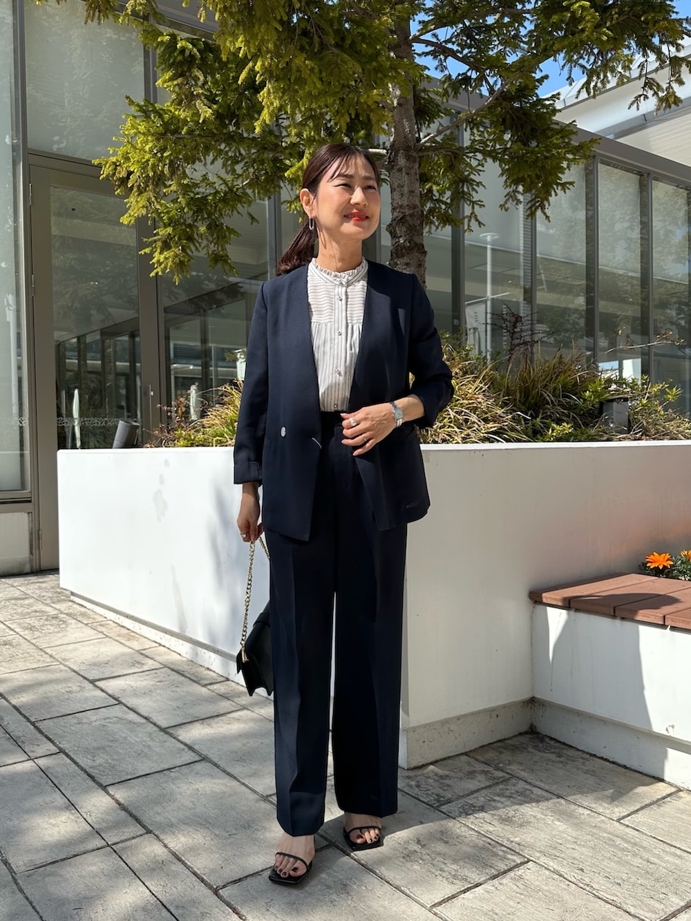 「春めき満開コーデ、春服、ワントーンコーデ、低身長コーデ、低身長女子、40代ファッション、セットアップ、セットアップスタイル、セットアップコーデ、ネイビーコーデ、ネイビージャケット、ＵＶカット、お仕事、お仕事コーデ、パンツスーツ」｜「MICO COULIERのジョーゼットプリーツブラウス（シャツ/ブラウス、ホワイト系）」を使った、daimonさん（骨格ナチュラル・レディース・154cm）の春コーディネートの5枚目の写真