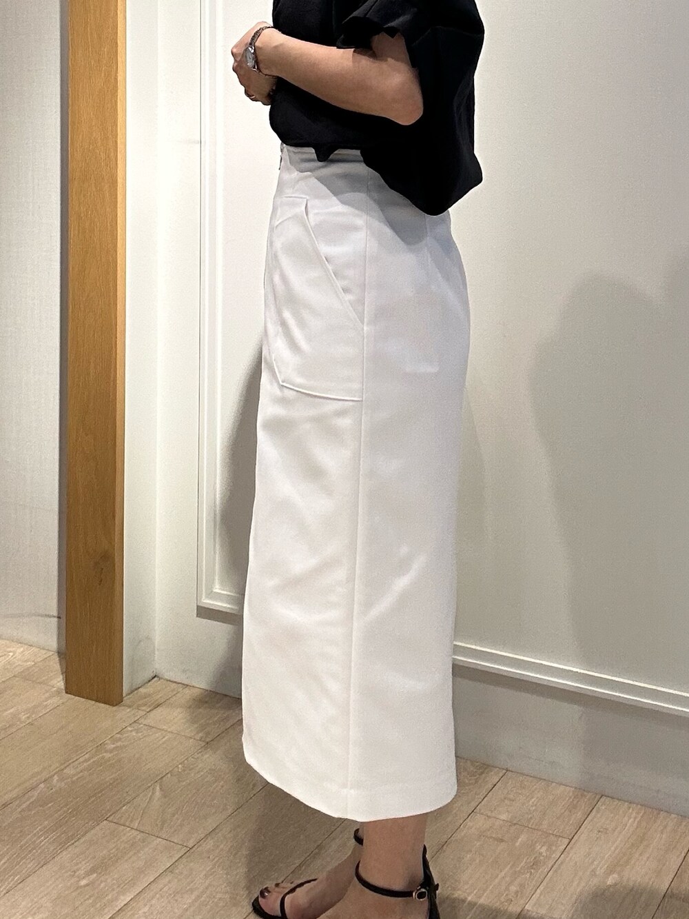 ブラック系のサンダル、グレー系のTシャツ/カットソー、ホワイト系のスカートを着用したレディースの夏コーディネートの9枚目の写真