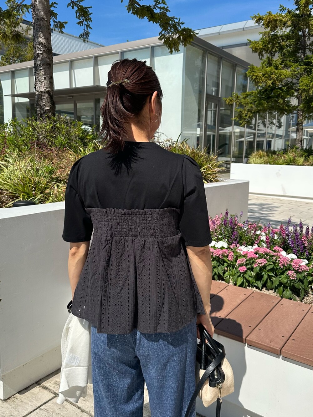 グレー系のTシャツ/カットソー、ブルー系のその他パンツ、ホワイト系のカーディガン/ボレロを着用したレディースの夏コーディネートの8枚目の写真