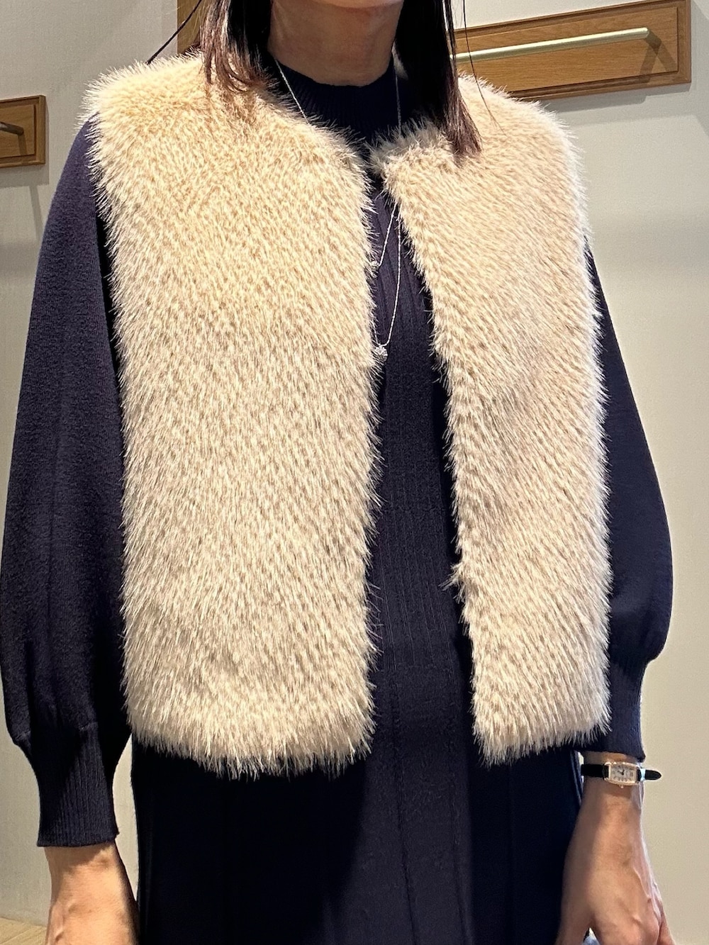 ブルー系のワンピース、グレー系のトートバッグ、ベージュ系のブルゾンを着用したレディースの秋コーディネートの5枚目の写真