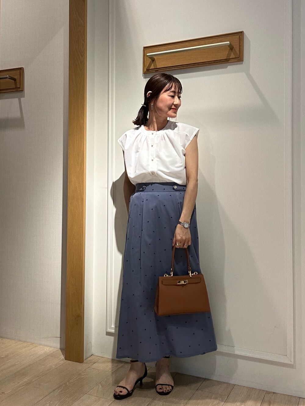 「白シャツ、白Tシャツ、夏ファッション、大人可愛い、春夏コーデ、スカートコーデ、シンプルスタイル、低身長女子、甘めカジュアル、オトナカジュアル、キレイめ、40代ファッション、ママファッション、低身長コーデ、通勤コーデ」|「MICO COULIERの刺繍ドットスカート(スカート、ブルー系)」を使った、daimonさん(レディース・154cm)の春コーディネートの10枚目の写真