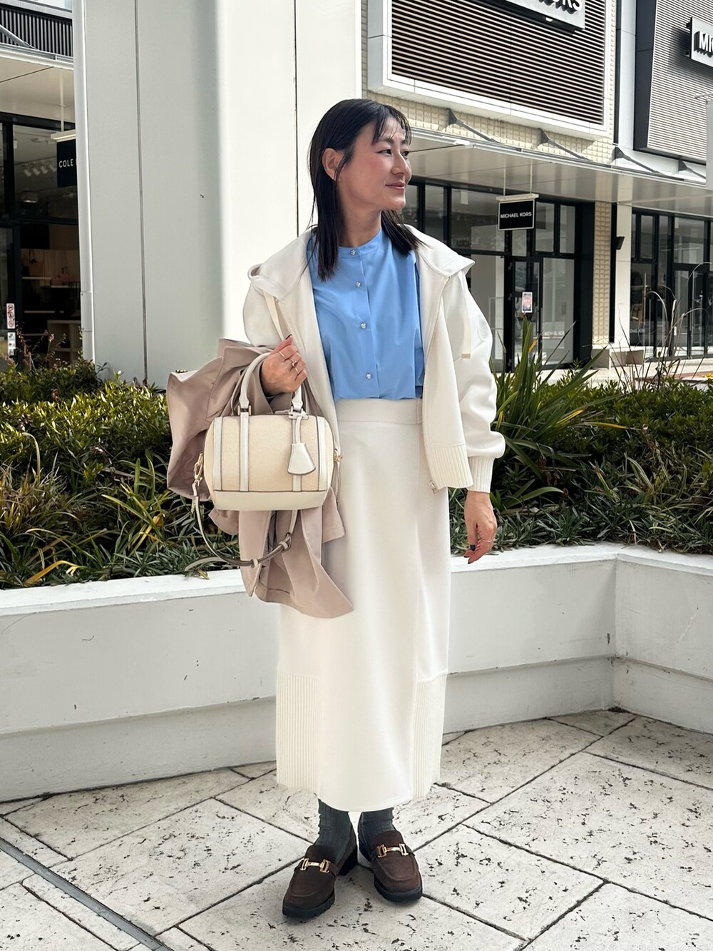 ホワイト系のパーカー、ブルー系のシャツ/ブラウス、ホワイト系のスカートを着用したレディースの冬コーディネートの10枚目の写真