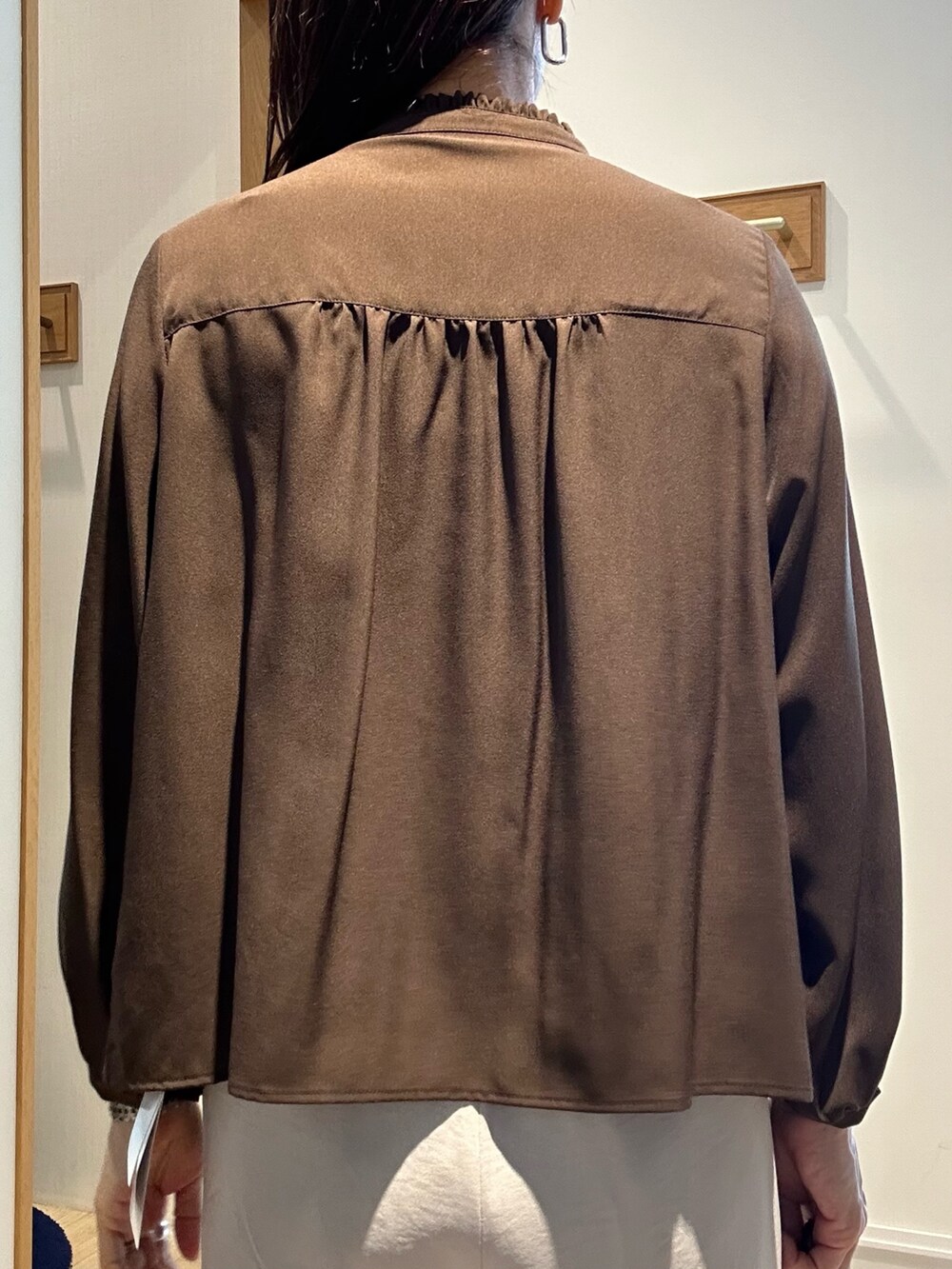 ブラウン系のシャツ/ブラウス、ベージュ系のその他パンツ、ベージュ系のトートバッグを着用したレディースの秋コーディネートの6枚目の写真