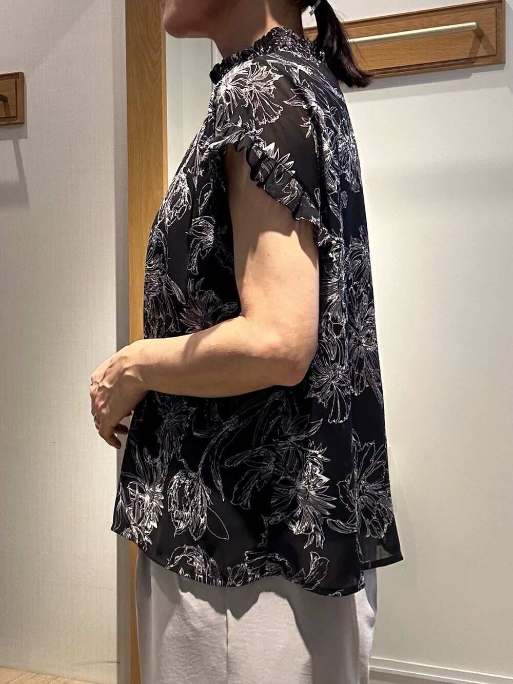 ブラック系のシャツ/ブラウス、ブラック系のスカート、ベージュ系のノーカラージャケットを着用したレディースの夏コーディネートの5枚目の写真