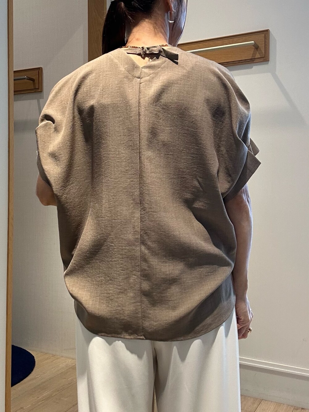 イエロー系のシャツ/ブラウス、ホワイト系のその他パンツを着用したレディースの春コーディネートの8枚目の写真