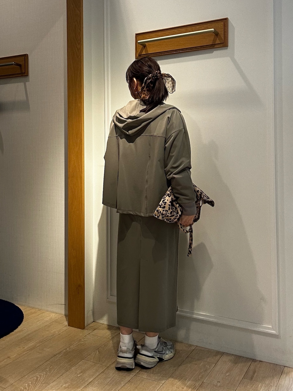 ホワイト系のニット/セーター、グリーン系のブルゾン、ホワイト系のTシャツ/カットソーを着用したレディースの春コーディネートの4枚目の写真