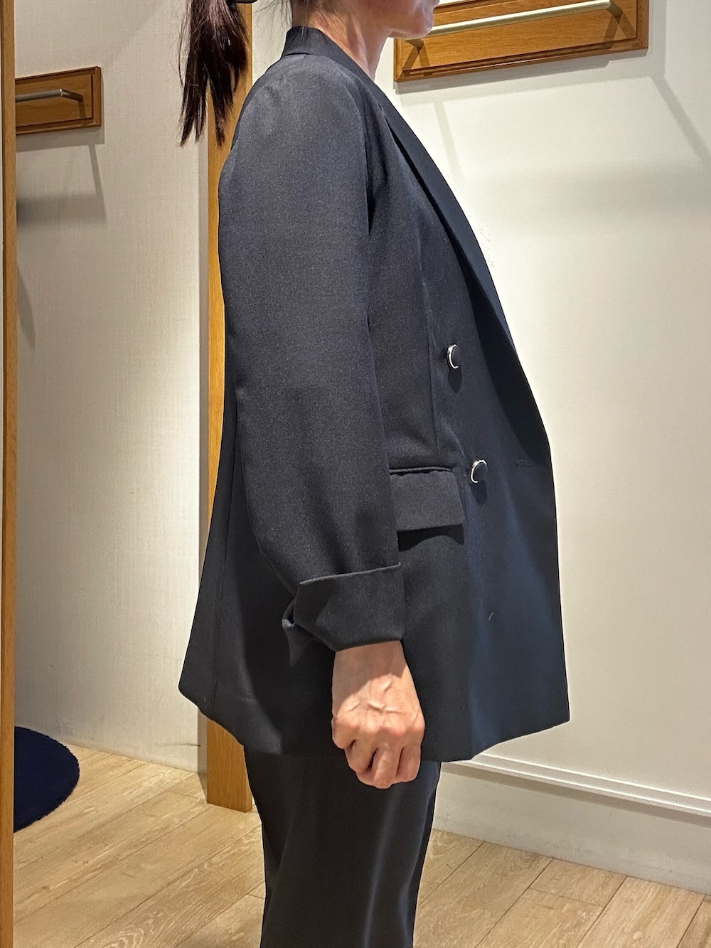 ブルー系のテーラードジャケット、ホワイト系のシャツ/ブラウス、ブルー系のその他パンツを着用したレディースの冬コーディネートの6枚目の写真