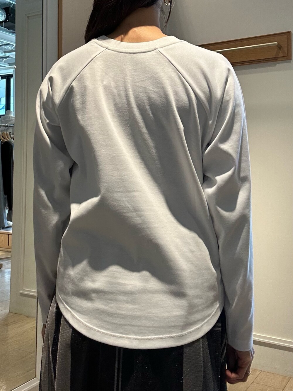 ホワイト系のTシャツ/カットソー、グレー系のスカートを着用したレディースの冬コーディネートの7枚目の写真