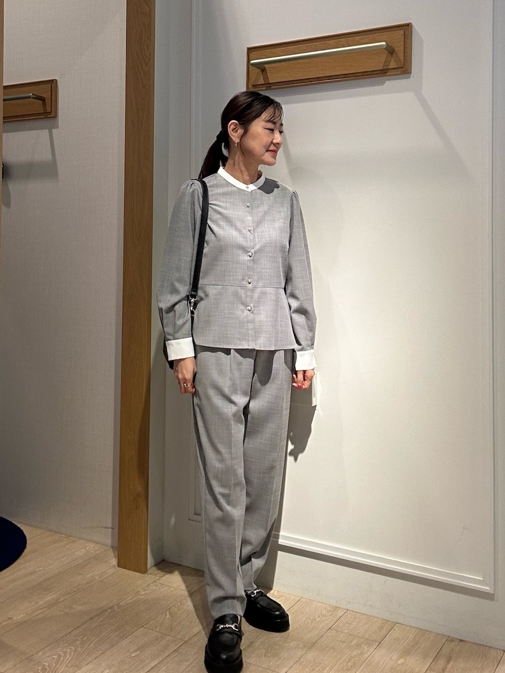 ブラック系のシャツ/ブラウス、ブラック系のその他パンツ、ブラック系のバッグを着用したレディースの冬コーディネートの8枚目の写真