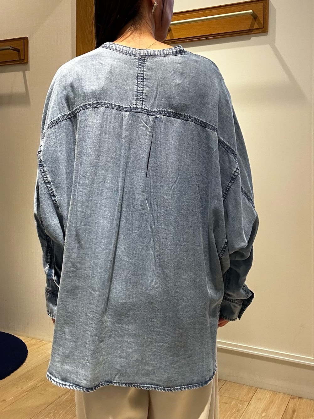 ブルー系のシャツ/ブラウス、ホワイト系のその他パンツ、ブルー系のその他アウターを着用したレディースの春コーディネートの9枚目の写真