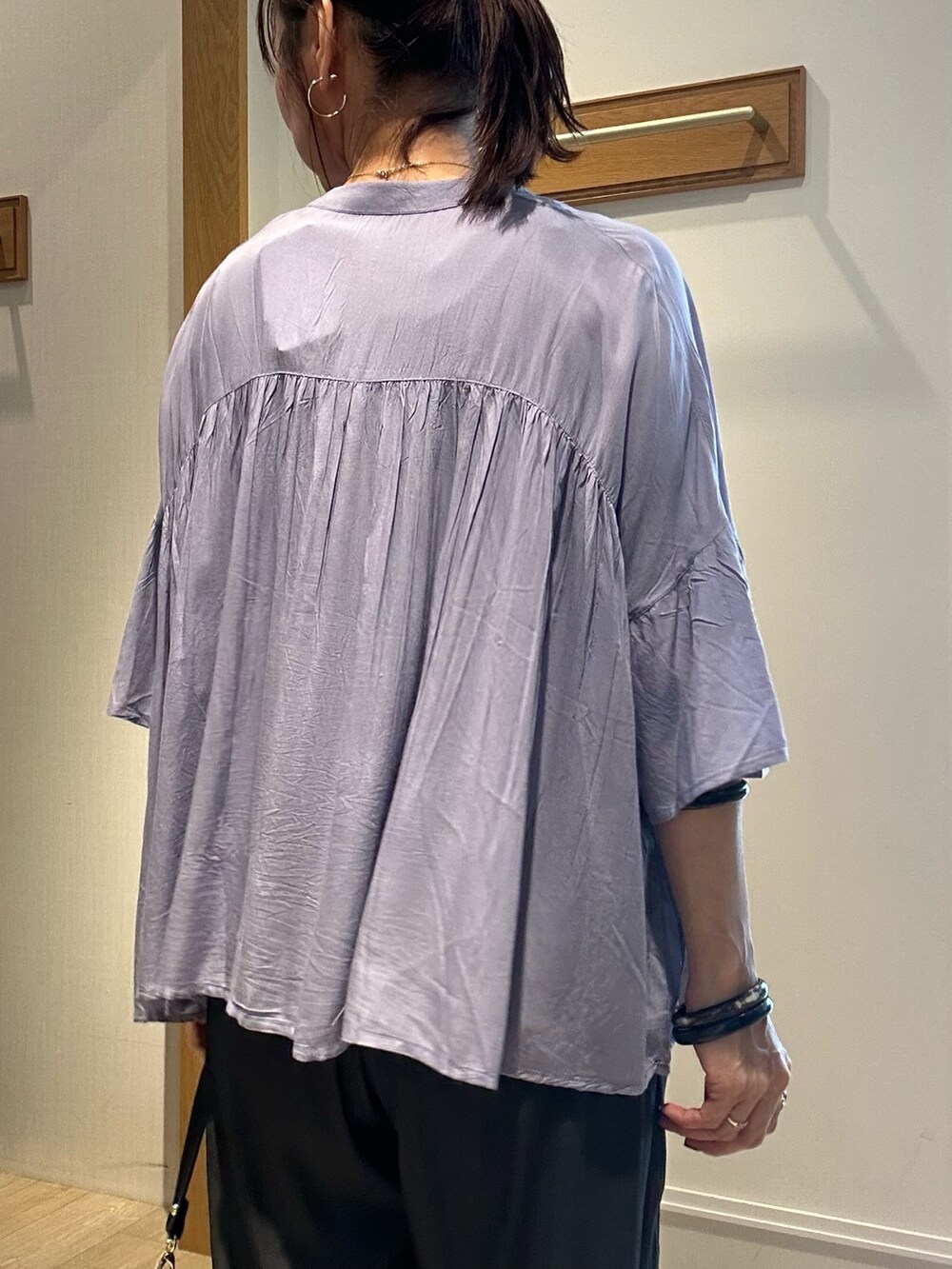 ブラック系のTシャツ/カットソー、ブラック系のその他パンツ、ブルー系のシャツ/ブラウスを着用したレディースの夏コーディネートの9枚目の写真