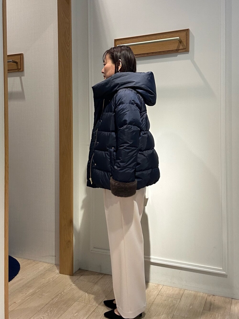 「冬アウター、おでかけコーデ、秋冬コーデ、シンフルコーデ、休日コーデ、キレイめ、カーディガン、低身長女子、お仕事コーデ、ダウン、ダウンジャケット、ダウンコート、ダウンコーデ、ツイード、ツイードジャケット」｜「MICO COULIERのハイストレッチジョーゼットパンツ（その他パンツ、ホワイト系）」を使った、daimonさん（骨格ナチュラル・レディース・154cm）の冬コーディネートの2枚目の写真