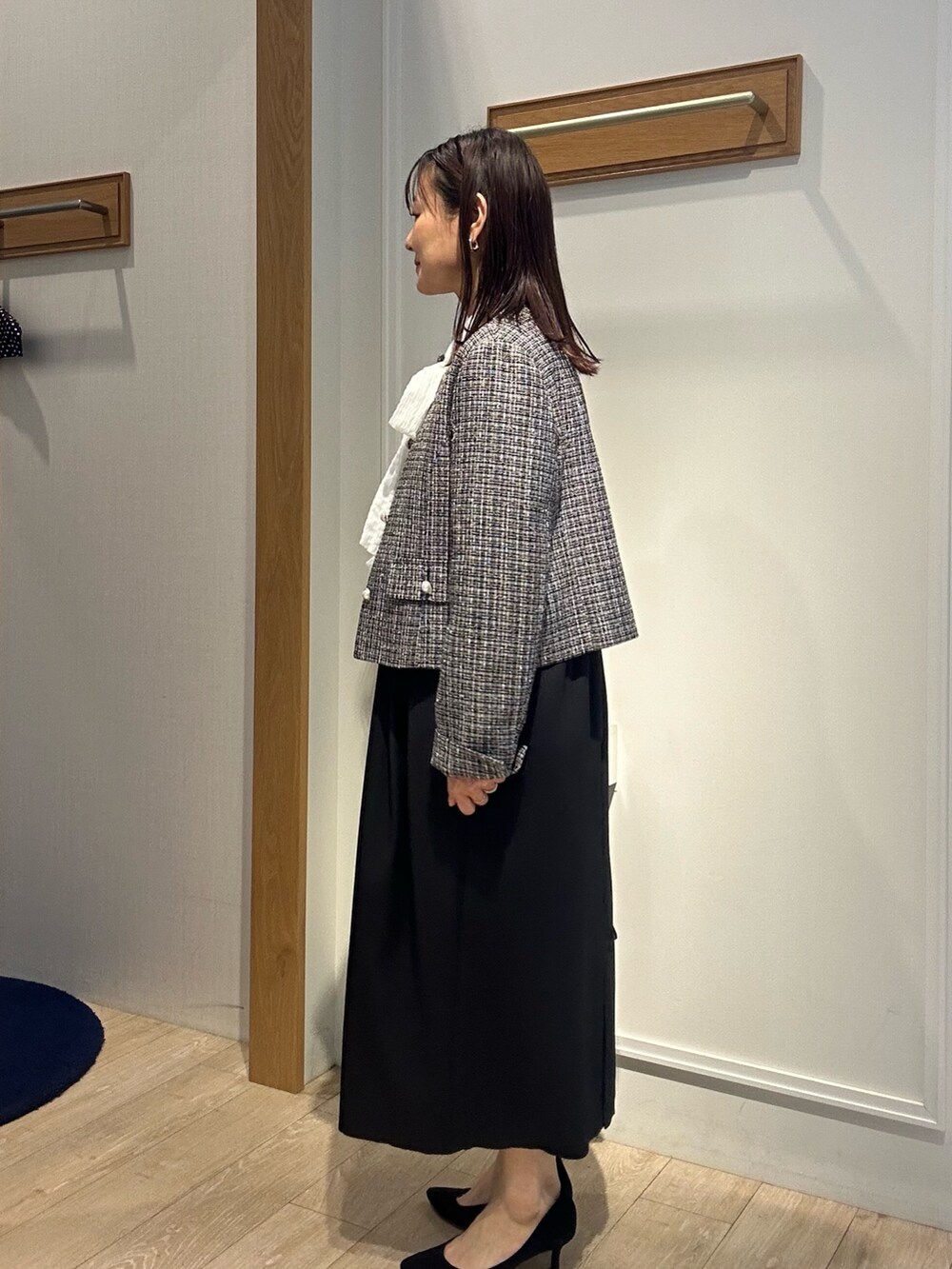 「大人女子、オフィススタイル、フェミニンコーデ、お仕事コーデ、キレイめ、40代、40代ファッション、40代女性、50代ファッション、入学式、入学式ママコーデ、卒業式、卒業式コーデ、卒業式ママコーデ、セレモニー」｜「MICO COULIERの《オケージョン対応》コッパーラメツィードジャケット（ノーカラージャケット、ブラック系）」を使った、daimonさん（骨格ナチュラル・レディース・154cm）の春コーディネートの4枚目の写真