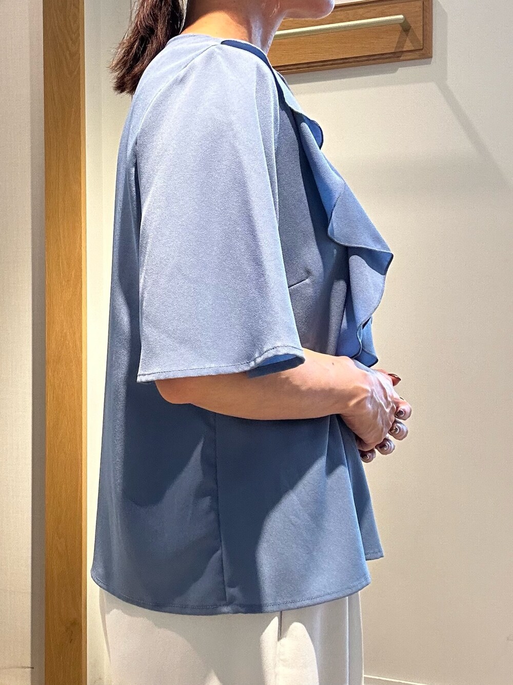 ブルー系のシャツ/ブラウス、ブラック系のサンダル、ブラック系のベルトを着用したレディースの夏コーディネートの7枚目の写真