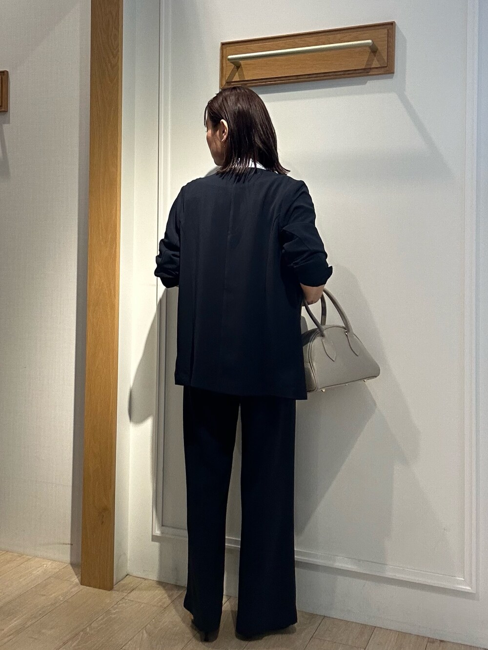 ブルー系のノーカラージャケット、ブルー系のシャツ/ブラウス、ブルー系のその他パンツを着用したレディースの夏コーディネートの3枚目の写真