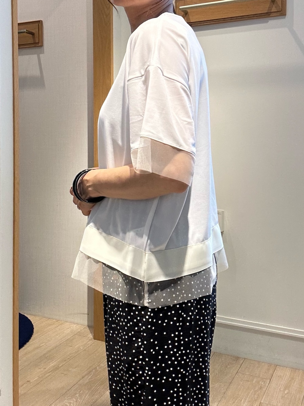 「白Tシャツ、夏ルックで気分アップ、休日スタイル、オトナ女子、シンプルスタイル、夏服コーデ、大人ファッション、夏ファッション、パンツスタイル、今日のコーデ、150cm台コーデ、ドットパンツ、大人カジュアルコーデ、大人カジュアル、低身長コーデ」｜「MICO COULIERのドットキャタピラーワイドパンツ（その他パンツ、ブラック系）」を使った、daimonさん（レディース・154cm）の夏コーディネートの6枚目の写真
