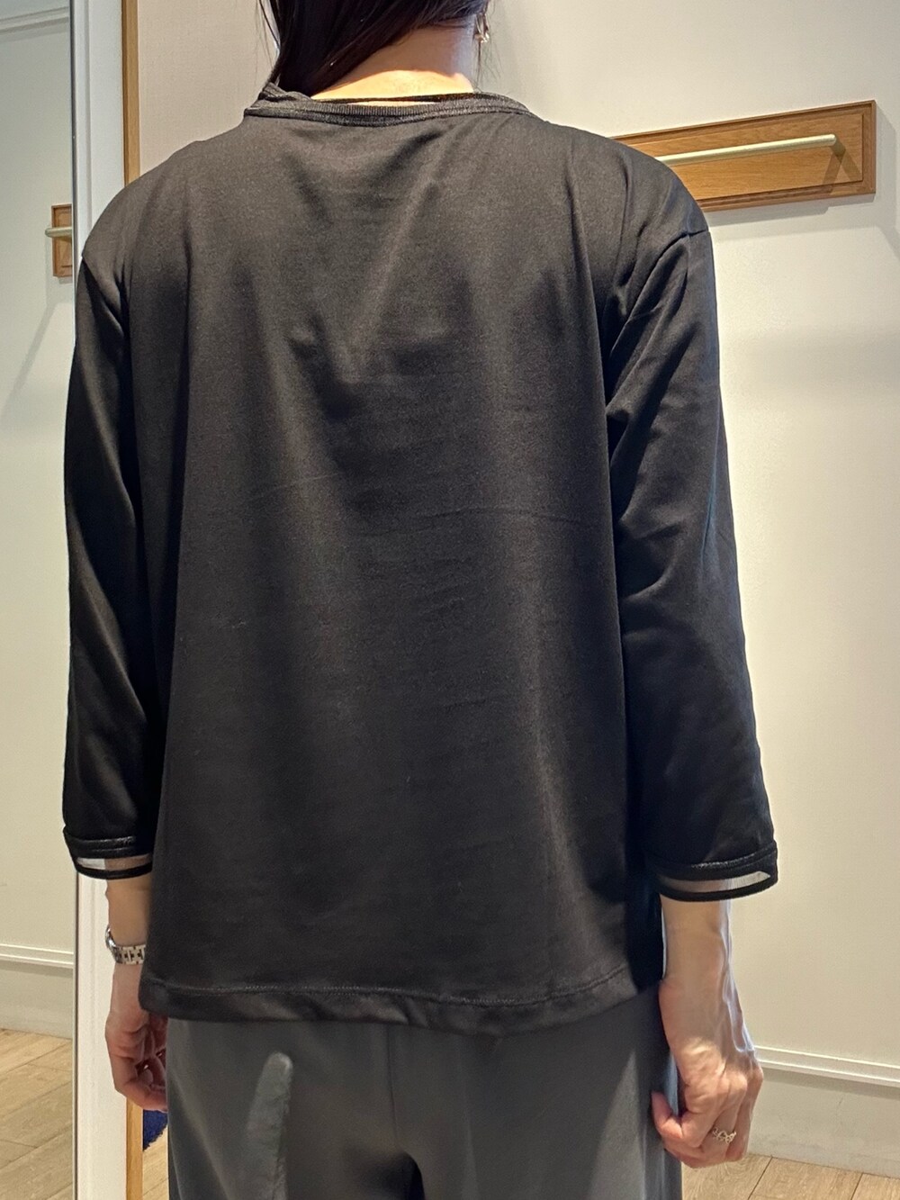 ブラック系のTシャツ/カットソー、グレー系のその他パンツ、グレー系のテーラードジャケットを着用したレディースの秋コーディネートの7枚目の写真