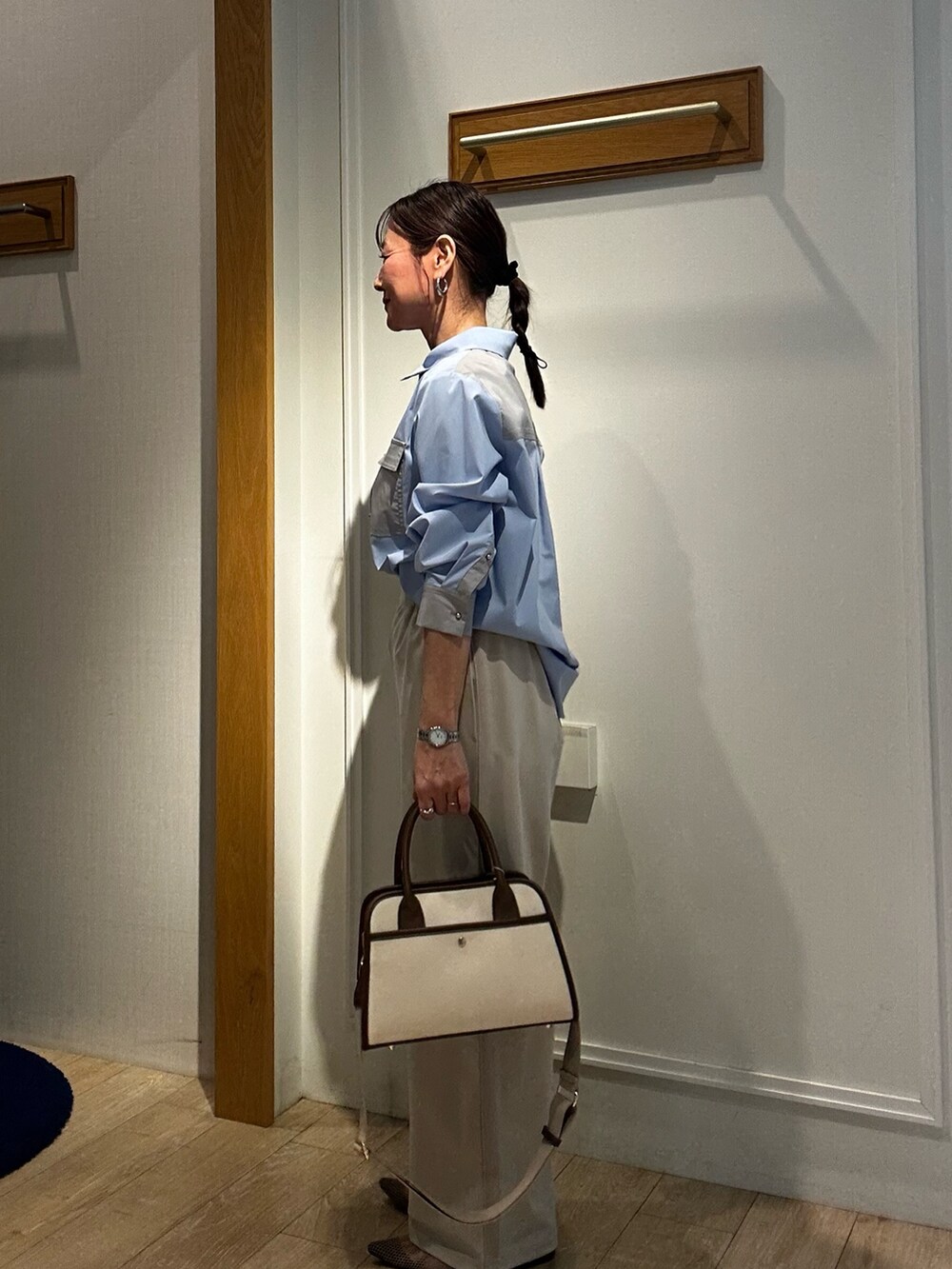 ブルー系のシャツ/ブラウス、ベージュ系のその他パンツ、ブルー系のその他アウターを着用したレディースの春コーディネートの2枚目の写真