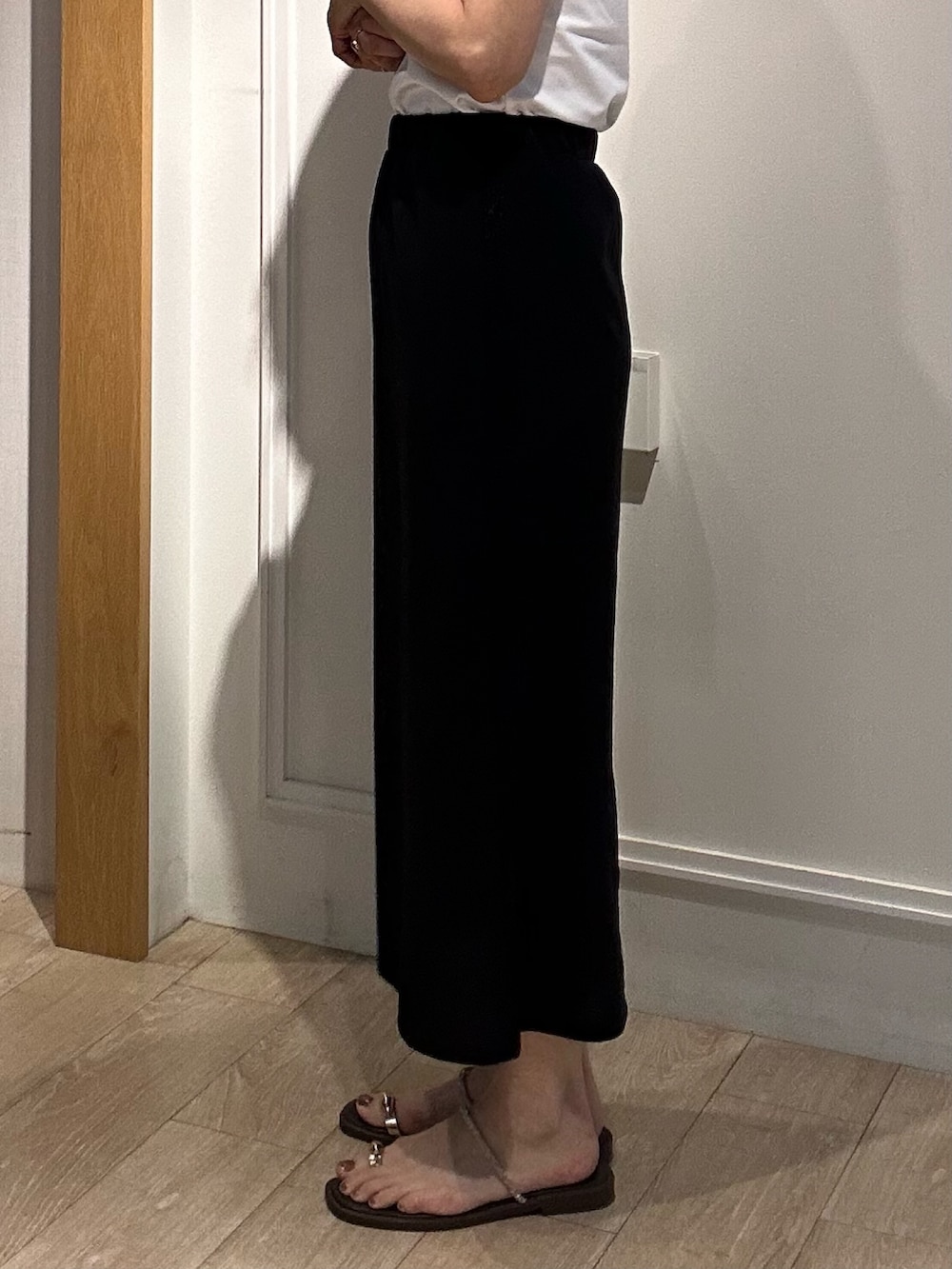 グリーン系のその他パンツ、ブラウン系のサンダル、グリーン系のノーカラージャケットを着用したレディースの夏コーディネートの7枚目の写真