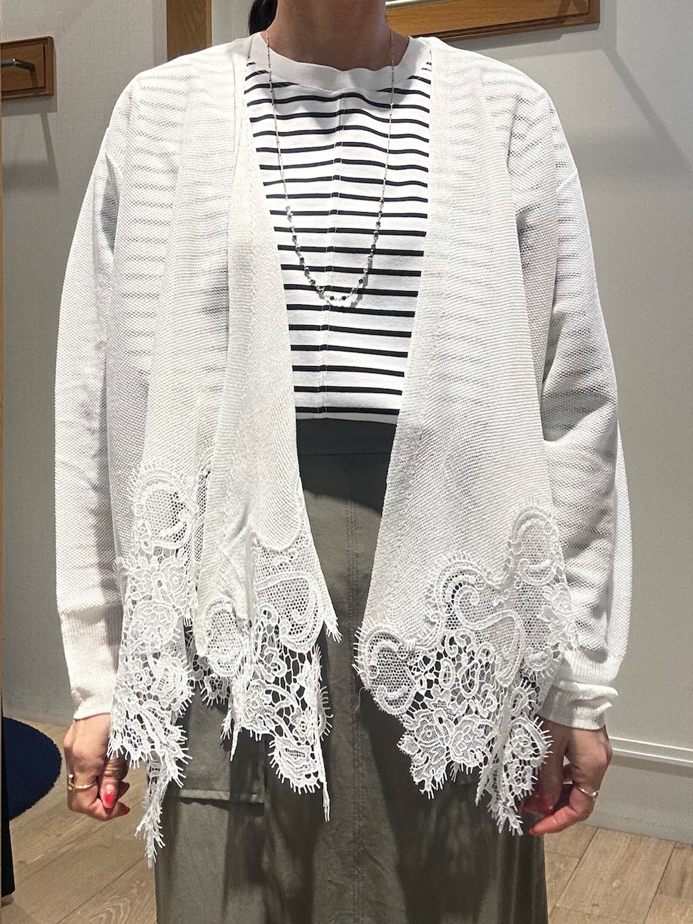 イエロー系のその他アウター、ホワイト系のカーディガン/ボレロ、ホワイト系のTシャツ/カットソーを着用したレディースの春コーディネートの3枚目の写真