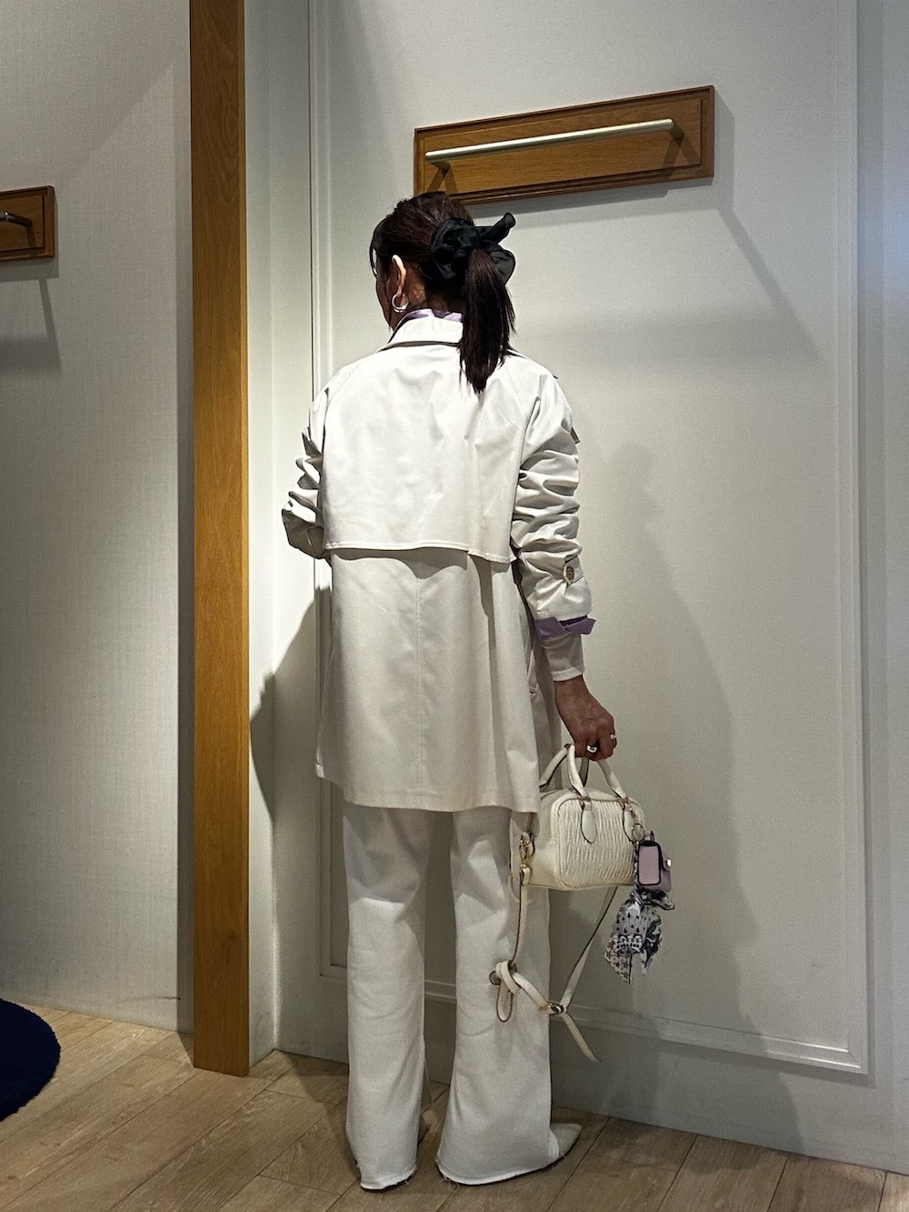 ホワイト系のその他アウター、ホワイト系のデニムパンツ、ホワイト系のTシャツ/カットソーを着用したレディースの春コーディネートの3枚目の写真