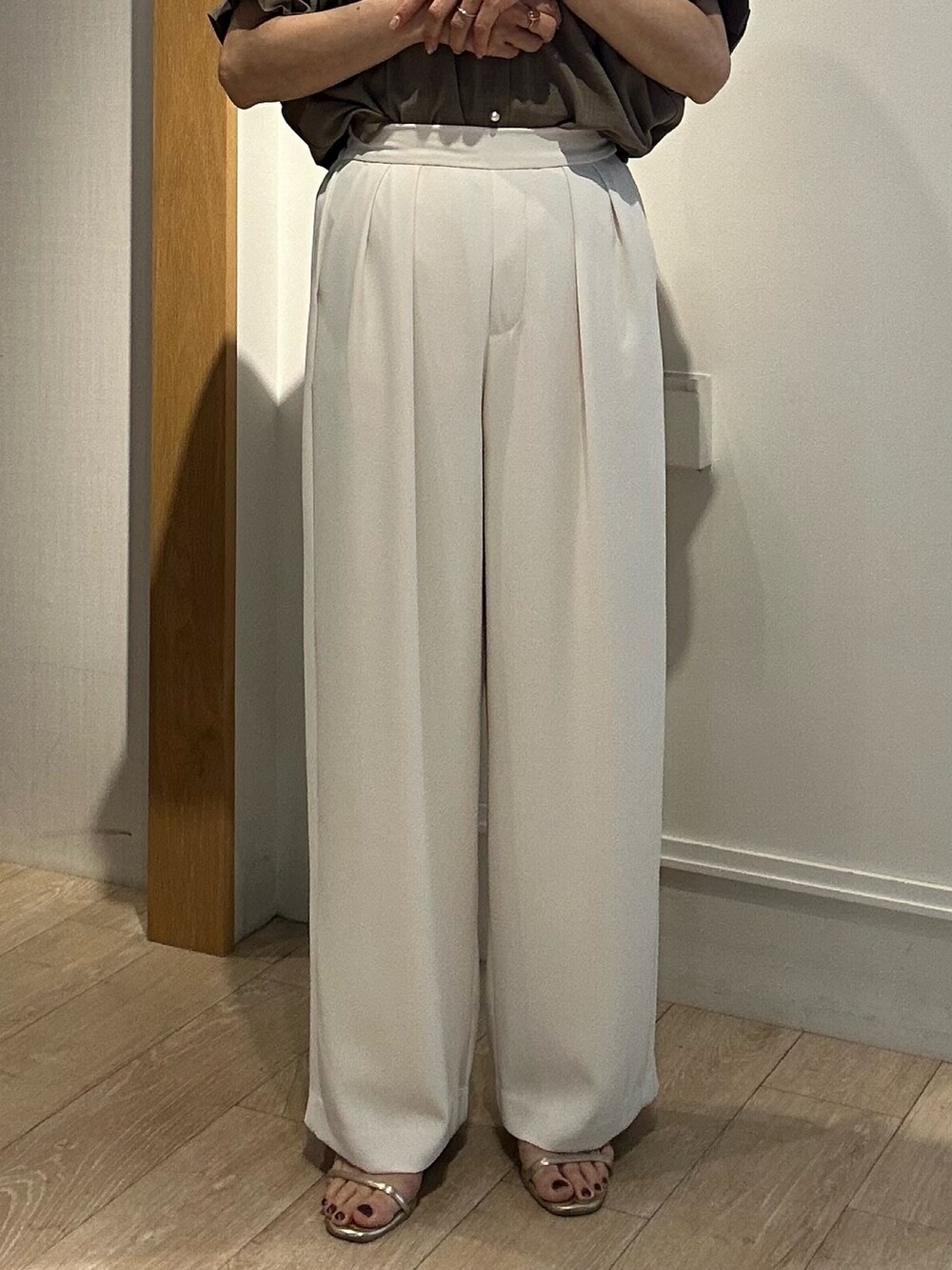 イエロー系のシャツ/ブラウス、ホワイト系のその他パンツを着用したレディースの春コーディネートの9枚目の写真