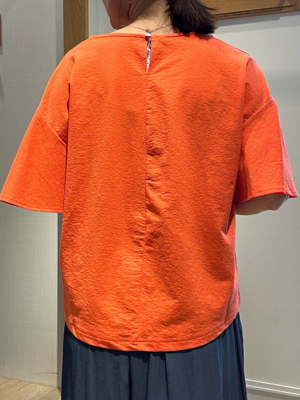 オレンジ系のTシャツ/カットソー、ブルー系のその他パンツを着用したレディースの夏コーディネートの7枚目の写真