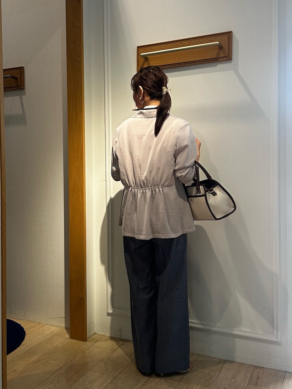 ホワイト系のシャツ/ブラウス、ブルー系のその他パンツ、ベージュ系のテーラードジャケットを着用したレディースの春コーディネートの10枚目の写真
