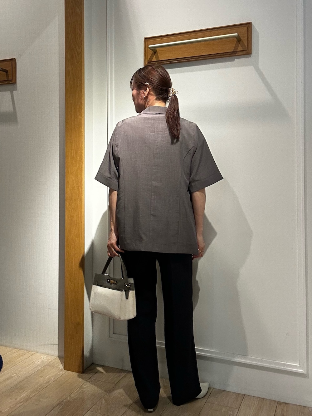 ベージュ系のショルダーバッグ、ブルー系のシャツ/ブラウス、ブラウン系のその他パンツを着用したレディースの夏コーディネートの10枚目の写真