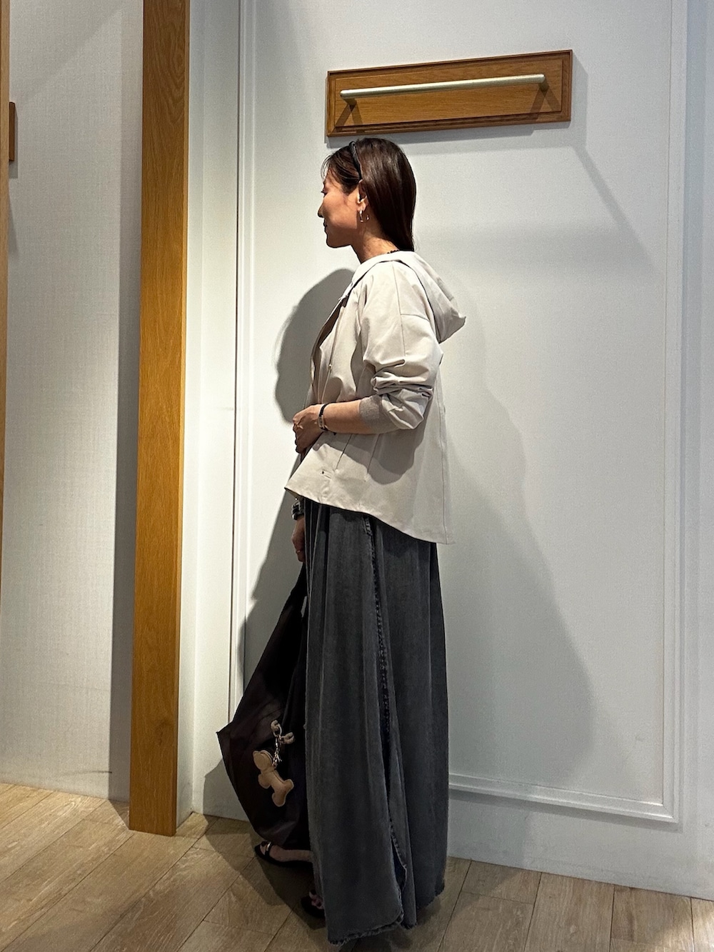 ベージュ系のブルゾン、ベージュ系のTシャツ/カットソー、グレー系のスカートを着用したレディースの夏コーディネートの2枚目の写真