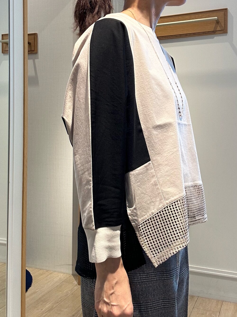 ベージュ系のTシャツ/カットソー、グレー系のその他パンツ、ブラック系のサンダルを着用したレディースの秋コーディネートの7枚目の写真