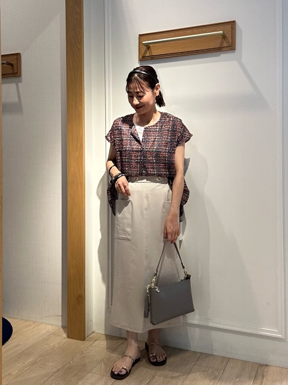 「半袖シャツ、夏ルックで気分アップ、お出かけコーデ、休日スタイル、カラーコーデ、シンプルコーデ、きれいめカジュアル、夏コーデ、シアートップス、大人ファッション、キレイめコーデ、シンプルカジュアル、スカートコーデ、シンプルスタイル、低身長女子」｜「MICO COULIERのカットジャガードチェックプリントブラウス（シャツ/ブラウス、オレンジ系）」を使った、daimonさん（レディース・154cm）の夏コーディネートの4枚目の写真